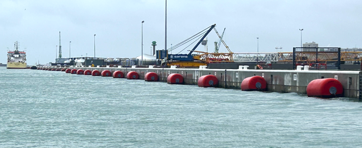 Défenses d'accostage Mousse Ocean 3 - 23 Défenses Ø 2 x 3,5 m quai Johannes Couvert Le Havre